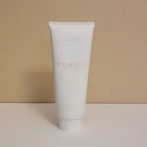 KYLIE SKIN☆COCONUT BODY LOTION ＆ SCRUB 2点セット Kylie Jenner Launching Three New Skin-Care Products for Body